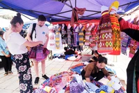 Chọn mua trang phục H’Mông làm quà.