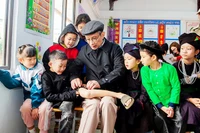 “Ông nội” Nguyễn Xuân Khang thăm vết thương của cháu bé mồ côi cha mẹ - Hoàng Gia Bảo.