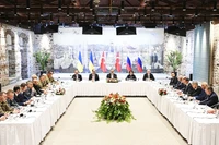 Hai phái đoàn Nga (phải) và Ukraine đàm phán tại Istanbul. Ảnh: GETTYIMAGES