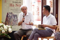 Tác giả Martín Rama (trái) chia sẻ trong buổi tọa đàm ra mắt sách mới. Ảnh: ANH VŨ
