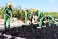 Thảm nhựa trên tuyến đường cao tốc Cần Thơ-Cà Mau.