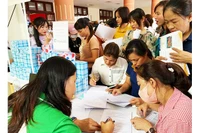 Các phiên giao dịch việc làm thu hút đông đảo người lao động. 