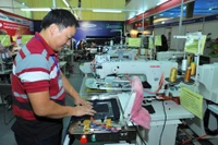 Các doanh nghiệp may mặc đầu tư nhiều máy móc trang thiết bị để tăng năng suất. Ảnh: NAM ANH