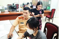 Hướng dẫn người dân làm thủ tục đăng ký xe trên cổng dịch vụ công. 