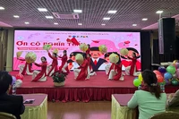 Biểu diễn chào mừng Lễ kỷ niệm Ngày Nhà giáo Việt Nam tại Incentra. (Ảnh: THÙY VÂN)