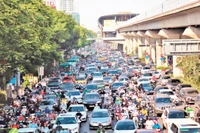 Tình trạng ùn tắc tại Hà Nội đang có diễn biến phức tạp hơn. Trong ảnh: Đường Nguyễn Trãi ùn tắc vào giờ cao điểm do quá tải các phương tiện.