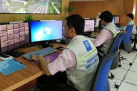 Nhân viên Trung tâm điều hành đường cao tốc Hà Nội-Hải Phòng giám sát giao thông trên tuyến.