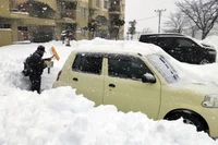 Người dân dọn tuyết tại thành phố Kitami (Hokkaido, Nhật Bản). (Ảnh KYODO) 