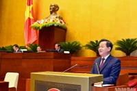Phó Thủ tướng Chính phủ Lê Minh Khái trình bày Báo cáo đánh giá bổ sung kết quả thực hiện kế hoạch phát triển kinh tế-xã hội và ngân sách nhà nước năm 2022; tình hình thực hiện kế hoạch phát triển kinh tế-xã hội và ngân sách nhà nước những tháng đầu năm 2023. (Ảnh: DUY LINH)