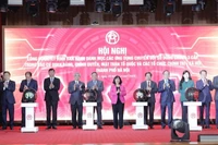 Các đại biểu bấm nút khai trương các ứng dụng chuyển đổi số dùng chung ba cấp trong các cơ quan Đảng, Chính quyền, Đoàn thể thành phố Hà Nội.