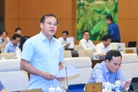 Thứ trưởng Công an Nguyễn Văn Long trình bày tờ trình về dự án Luật Phòng cháy, chữa cháy và cứu nạn, cứu hộ. (Ảnh: DUY LINH)