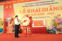 Bí thư Thành ủy Hà Nội Đinh Tiến Dũng đánh trống khai giảng năm học mới tại Trường trung học cơ sở Ngô Quyền, huyện Đông Anh.
