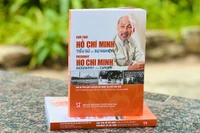 Cuốn sách song ngữ Việt - Anh “Chủ tịch Hồ Chí Minh - Tiểu sử và sự nghiệp”.