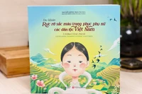 Cuốn sách "Du khảo: Rực rỡ sắc màu trang phục phụ nữ các dân tộc Việt Nam" của tác giả Nguyễn Bông Mai.