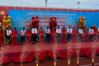 Các đại biểu cắt băng khánh thành hai công trình hạ tầng và dân sinh tại huyện Thường Tín.