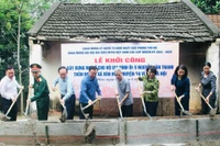 Lãnh đạo thành phố Hà Nội khởi công xây dựng một nhà đại đoàn kết tại xã Vân Hoà, huyện Ba Vì.