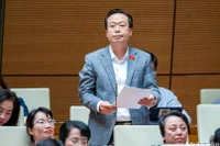 Đại biểu Nguyễn Đại Thắng (đoàn Hưng Yên) tham gia thảo luận ở hội trường chiều 31/10. (Ảnh: DUY LINH)