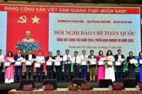 Đồng chí Lê Quốc Minh, Ủy viên Trung ương Đảng, Tổng Biên tập Báo Nhân Dân, Phó Trưởng Ban Tuyên giáo Trung ương, Chủ tịch Hội Nhà báo Việt Nam và đồng chí Nguyễn Mạnh Hùng, Ủy viên Trung ương Đảng, Phó Trưởng Ban Tuyên giáo Trung ương, Bộ trưởng Thông tin và Truyền thông trao chứng nhận cho các đơn vị đạt mức Xuất sắc chuyển đối số báo chí 2024, trong khuôn khổ Hội nghị Báo chí toàn quốc 2024 tại TP Cần Thơ ngày 16/12.