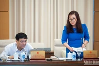 Phó Chủ nhiệm Ủy ban Tài chính, Ngân sách Vũ Thị Lưu Mai báo cáo thẩm tra dự thảo Nghị quyết của Quốc hội về thí điểm một số cơ chế, chính sách đặc thù phát triển TP Hồ Chí Minh trong phiên họp chiều 12/5. (Ảnh: DUY LINH)