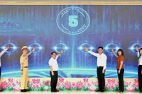 Các đại biểu bấm nút phát động chương trình truyền thông "Vì an toàn giao thông Thủ đô" năm 2024.