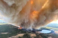 Cột khói bốc lên từ một đám cháy rừng ở tỉnh Alberta, Canada ngày 4/5/2023. (Ảnh: Reuters)