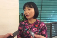 Đại biểu Quốc hội Nguyễn Thị Việt Nga chia sẻ bên hành lang Quốc hội về phiên chất vấn nhóm vấn đề thuộc lĩnh vực khoa học và công nghệ. (Ảnh: VĂN TOẢN)