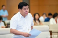Bộ trưởng Kế hoạch và Đầu tư Nguyễn Chí Dũng báo cáo tình hình thực hiện Nghị quyết số 43/2022/QH15 của Quốc hội về chính sách tài khóa, tiền tệ hỗ trợ Chương trình phục hồi và phát triển kinh tế-xã hội. (Ảnh: DUY LINH)