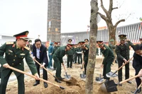 Các đại biểu tham gia trồng cây tại lễ phát động.