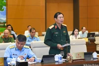 Thượng tướng Nguyễn Tân Cương, Tổng Tham mưu trưởng Quân đội nhân dân Việt Nam, Thứ trưởng Quốc phòng trình bày Tờ trình về dự án Luật Phòng không nhân dân. (Ảnh: DUY LINH)
