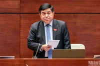 Bộ trưởng Kế hoạch và Đầu tư Nguyễn Chí Dũng phát biểu giải trình, làm rõ một số vấn đề đại biểu Quốc hội nêu trong phiên thảo luận chiều 25/5. (Ảnh: DUY LINH)