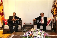 Phó Chủ tịch Quốc hội Nguyễn Đức Hải trao đổi với Thống đốc tỉnh miền Trung Sri Lanka Sarath Abeykoon. (Ảnh: TTXVN) 