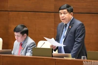 Bộ trưởng Kế hoạch và Đầu tư Nguyễn Chí Dũng giải trình, làm rõ một số vấn đề đại biểu Quốc hội quan tâm. (Ảnh: DUY LINH)