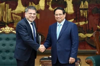 Thủ tướng Phạm Minh Chính và ông Nitin Kapoor, Phó Chủ tịch khu vực và quốc tế, ngành hàng vaccine và miễn dịch của Tập đoàn AstraZeneca, Chủ tịch kiêm Tổng Giám đốc AstraZeneca Việt Nam. (Ảnh: TRẦN HẢI)