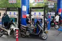 Khách mua xăng tại Cửa hàng xăng dầu trên phố Thái Thịnh (quận Đống Đa, Hà Nội). (Ảnh: Hoàng Anh)