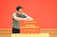 Thủ tướng Phạm Minh Chính ủng hộ đồng bào khắc phục hậu quả cơn bão số 3 (Ảnh: Trần Hải). 