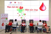 Lãnh đạo Tập đoàn Điện lực Việt Nam (EVN) hiến máu tình nguyện tại sự kiện.