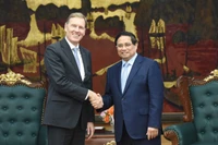 Thủ tướng Phạm Minh Chính và ông Wouter Van Wersch, Phó Chủ tịch điều hành quốc tế Tập đoàn Airbus. (Ảnh: TRẦN HẢI)