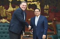 Thủ tướng Phạm Minh Chính và ông Philippe Tabarot, Bộ trưởng Phụ trách giao thông Cộng hòa Pháp. (Ảnh: TRẦN HẢI)