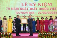 Thủ tướng Phạm Minh Chính trao danh hiệu "Thầy thuốc Ưu tú" cho 25 cá nhân của Bệnh viện Bạch Mai. (Ảnh: TRẦN HẢI)