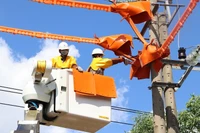 Những ngày nắng nóng này, kỹ sư, công nhân Tập đoàn Điện lực Việt Nam (EVN) luôn căng mình nỗ lực bảo đảm cung ứng điện ổn định, an toàn và liên tục. 