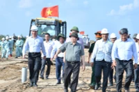 Thủ tướng Phạm Minh Chính thị sát công trường xây dựng Dự án cao tốc Cần Thơ-Cà Mau. (Ảnh: THANH GIANG)