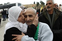 Người thân đón các tù nhân Palestine được trả tự do tại thành phố Ramallah, Khu Bờ Tây, ngày 1/2/2025. (Ảnh: THX/TTXVN)