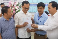 Trao giấy khai sinh và thẻ bảo hiểm y tế theo dịch vụ công liên thông giữa cơ sở dữ liệu về hộ tịch và bảo hiểm. (Ảnh minh họa: TTXVN)