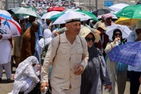 Những người hành hương đi bộ giữa thời tiết nắng nóng trong cuộc hành hương Hajj ở Mina, Saudi Arabia, ngày 18/6/2024. (Ảnh: Reuters)