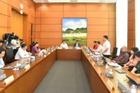 Quang cảnh thảo luận tại Tổ 8. (Ảnh: THỦY NGUYÊN)