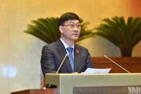 Ủy viên Ủy ban Thường vụ Quốc hội, Chủ nhiệm Ủy ban Kinh tế của Quốc hội Vũ Hồng Thanh trình bày Báo cáo giải trình, tiếp thu, chỉnh lý dự thảo Luật Đất đai (sửa đổi). (Ảnh: ĐĂNG KHOA)