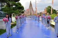 Giới trẻ du xuân lễ Phật để khởi đầu năm mới an lành, ý nghĩa. 