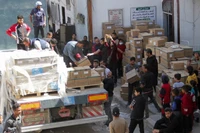 Bốc dỡ hàng viện trợ y tế ở phía bắc dải Gaza. (Ảnh: Reuters) 