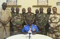 Đại tá Amadou Abdramane (ngồi), người phát ngôn của Hội đồng quốc gia bảo vệ Tổ quốc (CNSP) tại Niger, tuyên bố đảo chính trên truyền hình quốc gia ngày 26/7. (Ảnh: AFP/TTXVN)