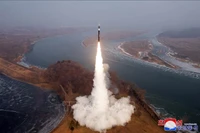 Vụ phóng thử tên lửa tầm trung siêu thanh mới của Triều Tiên ngày 6/1/2025. (Ảnh: KCNA/TTXVN)